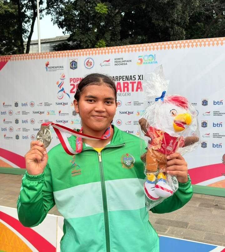PERAK: Wita Claudia Hutasoit meraih medali perak lempar cakran putri Popnas 2025. (Dok: PASI Sumut)