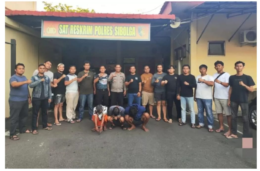 DIAMANKAN: Tiga dari lima pelaku (jongkok) saat diamankan petugas Sat Reskrim Polres Sibolga. (JAWA POS)
