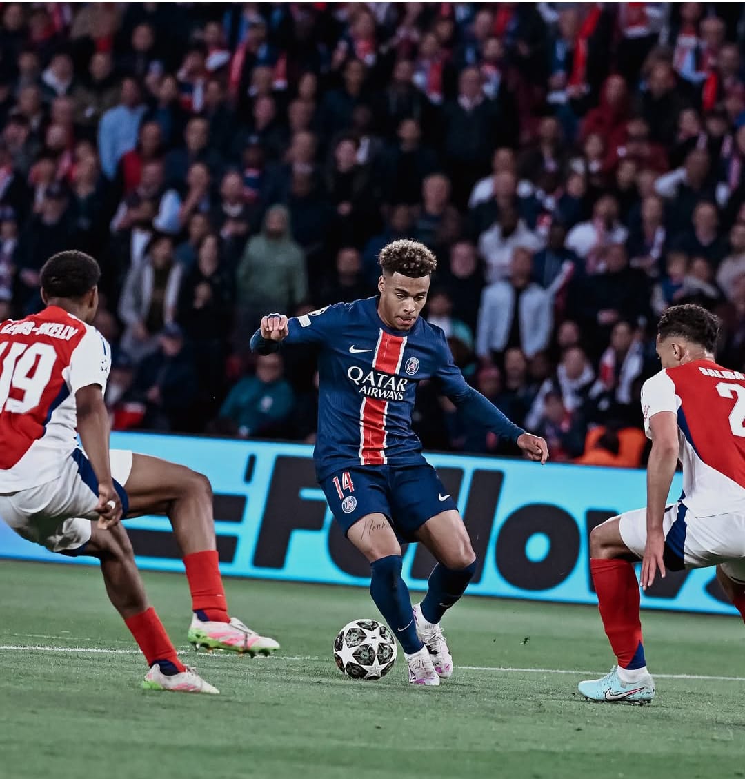 Desire Doue, pemain PSG saat mencoba melewati pemain lawan. (instagram)