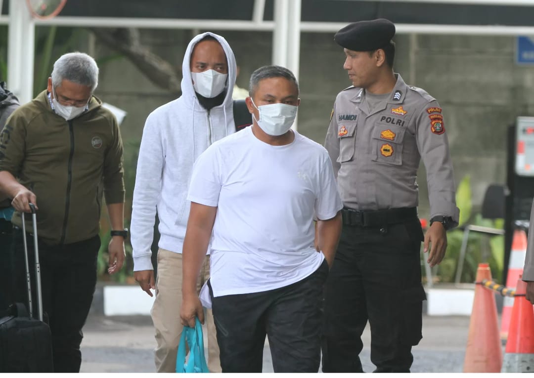 Gubernur Riau Abdul Wahid saat tiba di Gedung Merah Putih KPK, Jakarta, Selasa (4/11/2025). (Dery Ridwansah/ JawaPos.com)