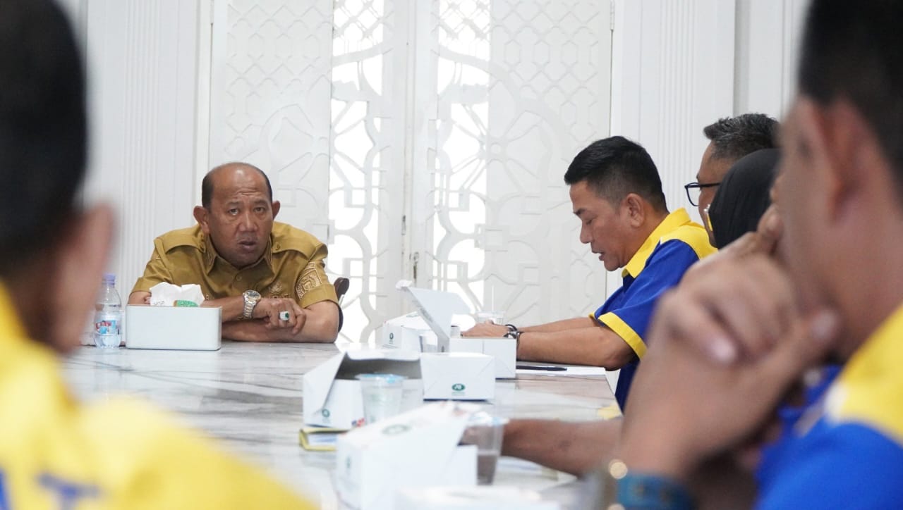 Bupati Langkat, Syah Afandin saat menerima audiensi jajaran pengurus PBVSI. (Diskominfo Langkat/Sumut Pos)