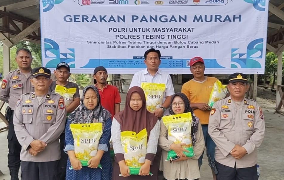 Kapolsek TebingTinggi AKP Andi Rahmadsyah, bersama Wakapolsek Iptu Robinsar Sitinjak dan personel Polsek Tebing Tinggi menyerahkan secara simbolis beras SPHP kepada masyarakat. (AZAN PURBA/SUMUT POS)