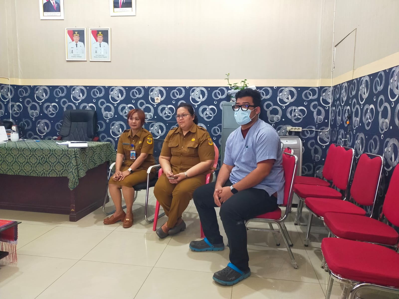 Direktur RSUD Sidikalang, dr Mey Sitanggang (kiri) memberikan penjelasan terkait kronologi pasien meninggal di RSUD Sidikalang, Minggu (2/11/2025). (RUDY SITANGGANG/SUMUT POS)