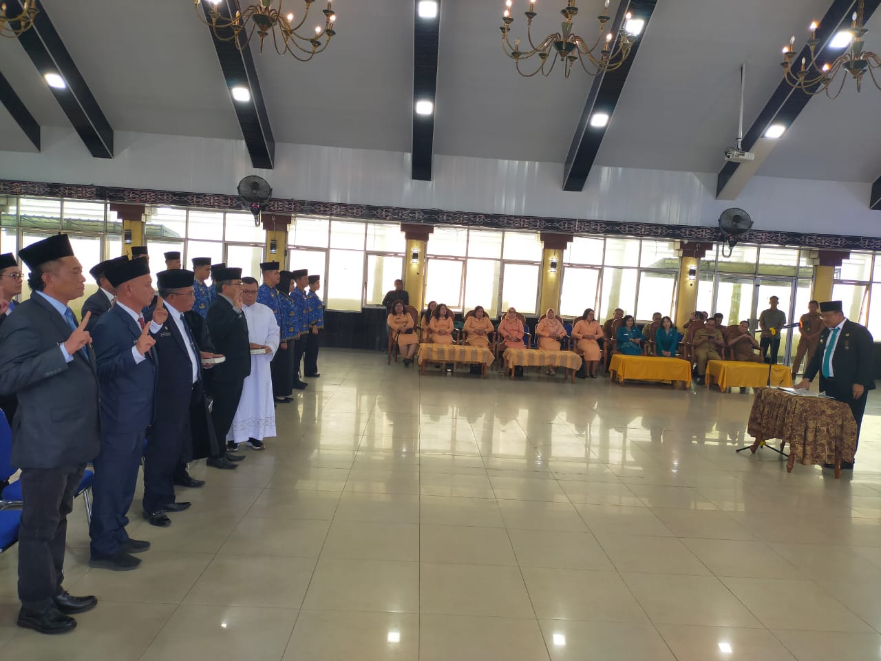 AMBIL SUMPAH. Bupati Dairi, Ir Vickner Sinaga mengambil sumpah janji jabatan 16 pejabat eselon 2 dilingkungan Pemkab Dairi. (RUDY SITANGGANG/SUMUT POS)