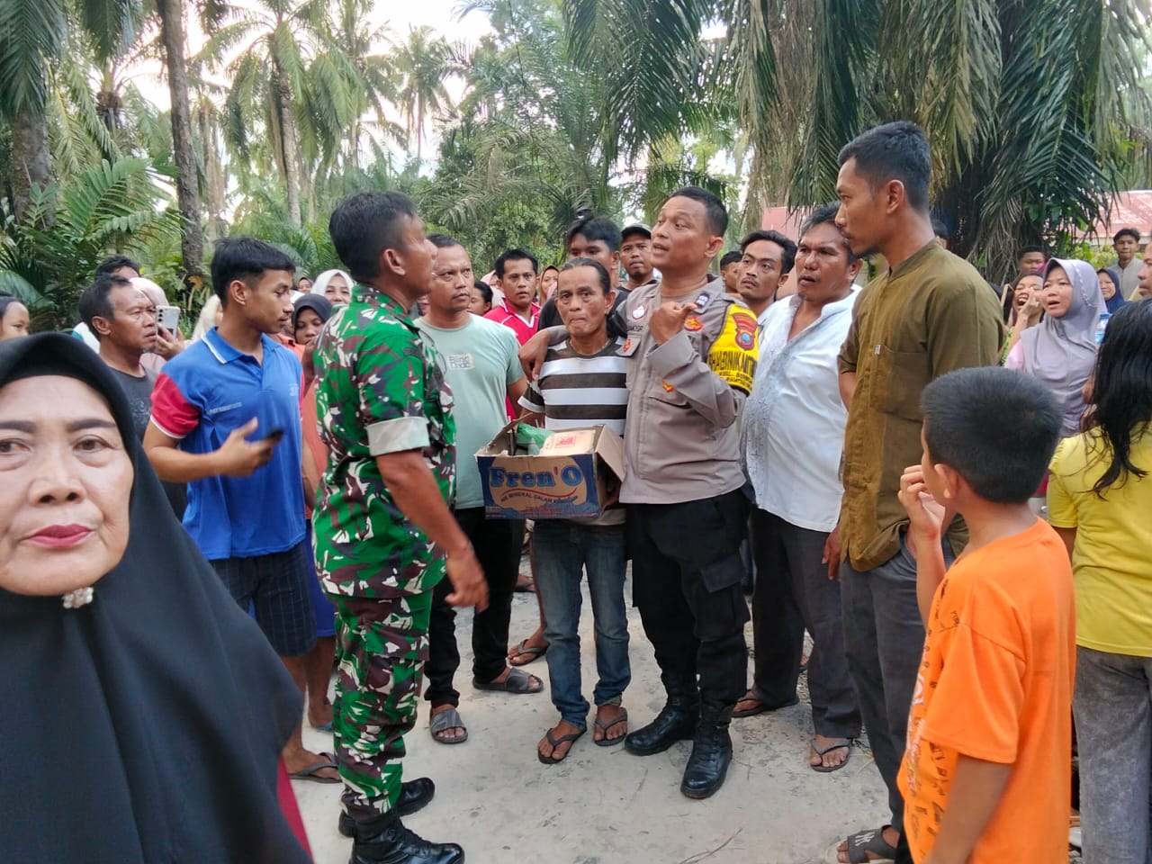 Masyarakat beserta Bhabinkamtibmas dan Babinsa menyerahkan terduga penyalahguna sabu ke Polres Labuhanbatu (FAJAR/SUMUT POS)
