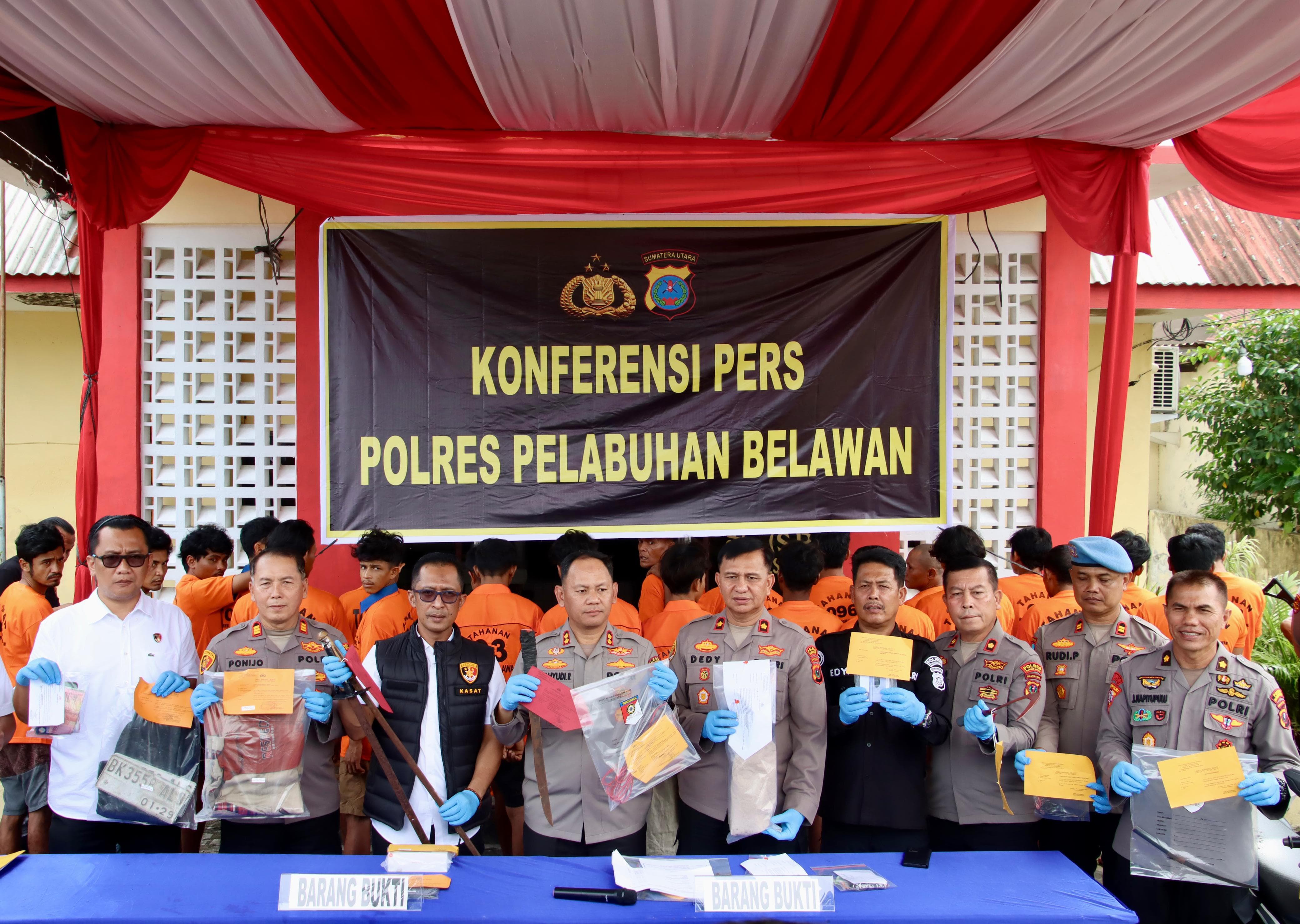 BUKTI: Polres Pelabuhan Belawan menunjukkan bukti berbagai tindak pidana kejahatan dalam rilis di Mapolsek, Rabu (5/11/2025). (Dok: istimewa)