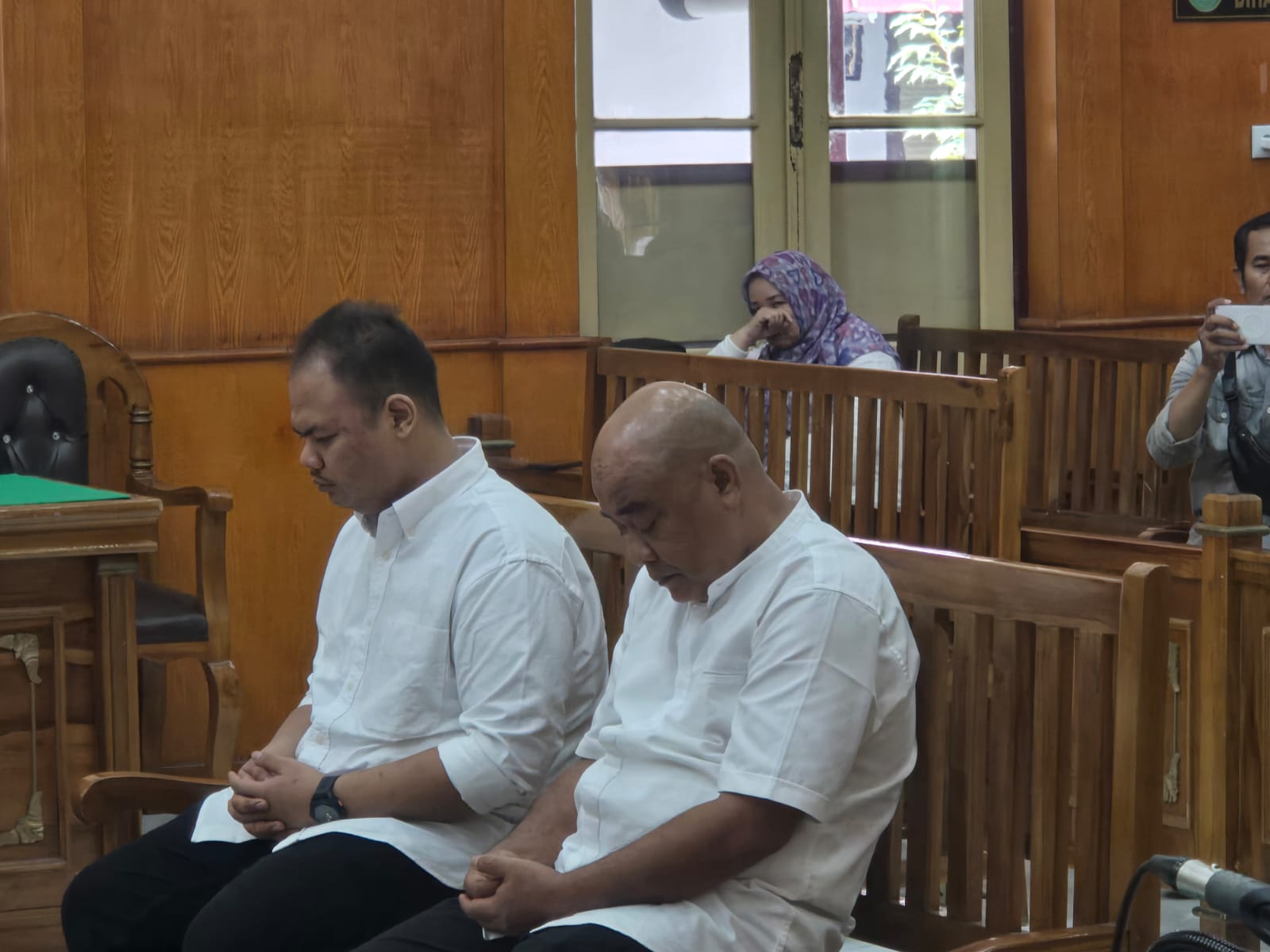 TUNTUTAN: Direktur Utama PT DNG, Muhammad Akhirun Piliang dan Direktur PT Rona Mora, Muhammad Rayhan Dulasmi, menjalani sidang tuntutan di Pengadilan Tipikor Medan, Rabu (5/11). (Dok: istimewa)