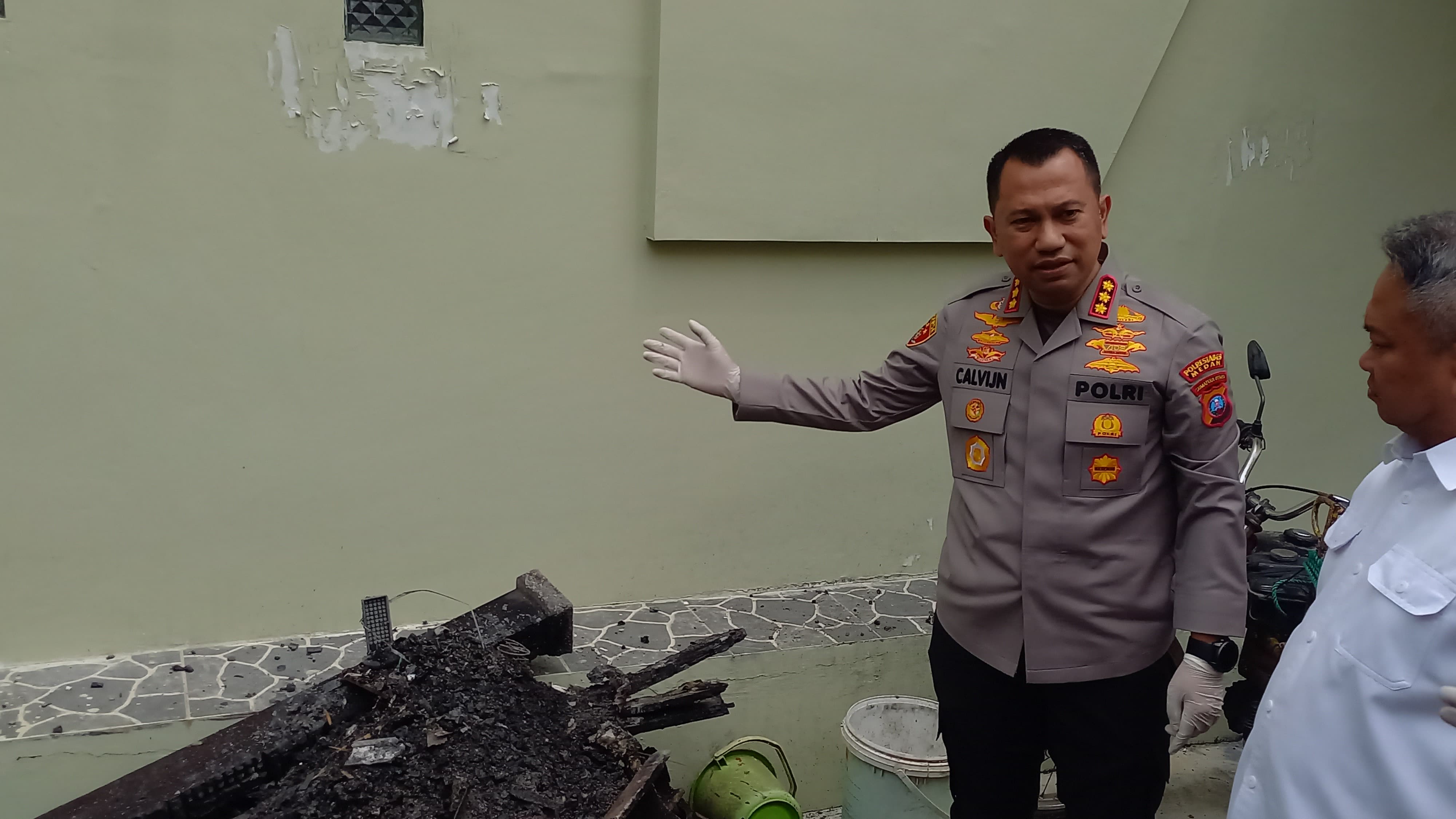 TINJAU: Kapolrestabes Medan, Kombes Pol Jean Calvijn Simanjuntak meninjau rumah hakim PN Medan, yang terbakar, Rabu (5/11) siang. (Dok: istimewa)