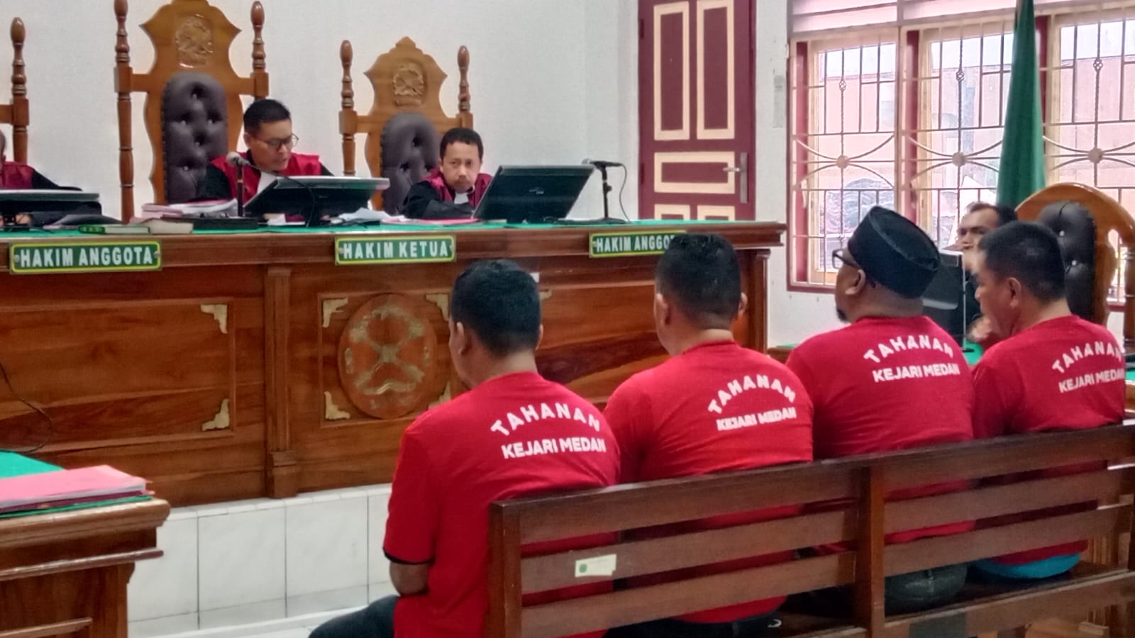 SIDANG: Keempat terdakwa perampas mobil warga, menjalani sidang putusan di PN Medan, Rabu (5/11) sore. (Dok: istimewa)