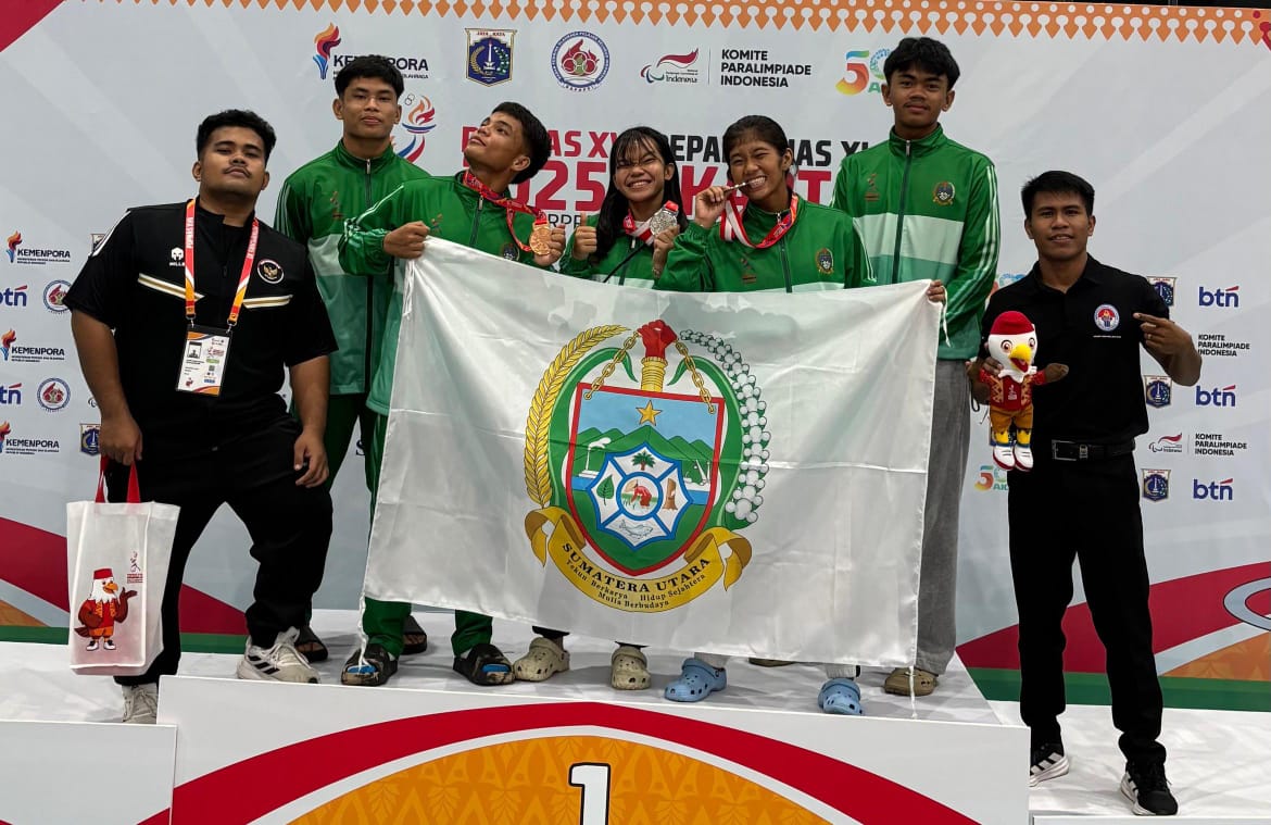 BERSAMA: Tim gulat Sumatera Utara berfoto bersama setelah menyelesaikan pertandingan di Popnas 2025. (Dok: PGSI Sumut)