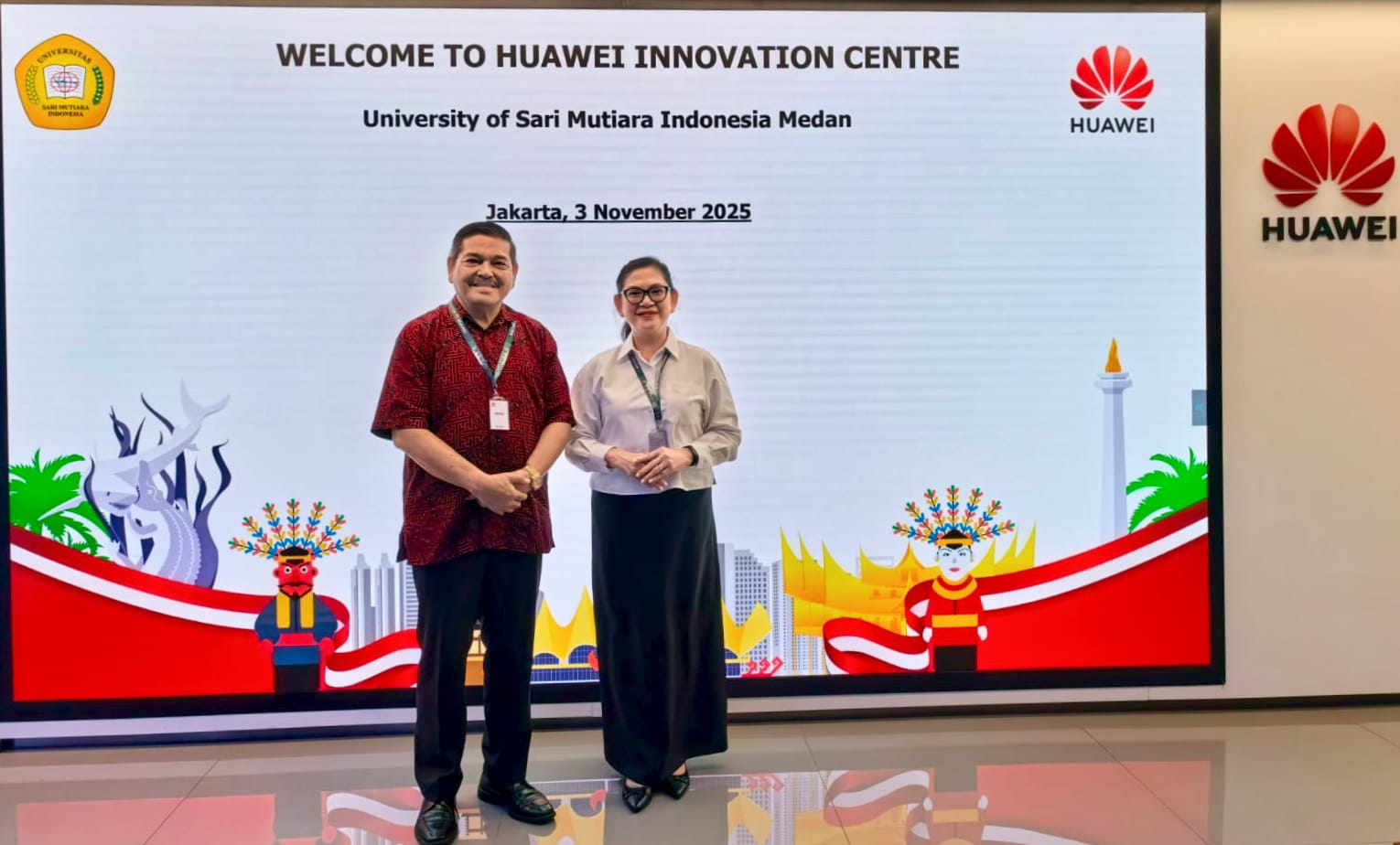 INNOVATION CENTRE: Prof Dr Ivan Elisabeth Purba MKes (kanan) dan  Dr Parlindungan Purba MM mengunjungi Huawei Innovation Centre. (Istimewa/Sumut Pos)
