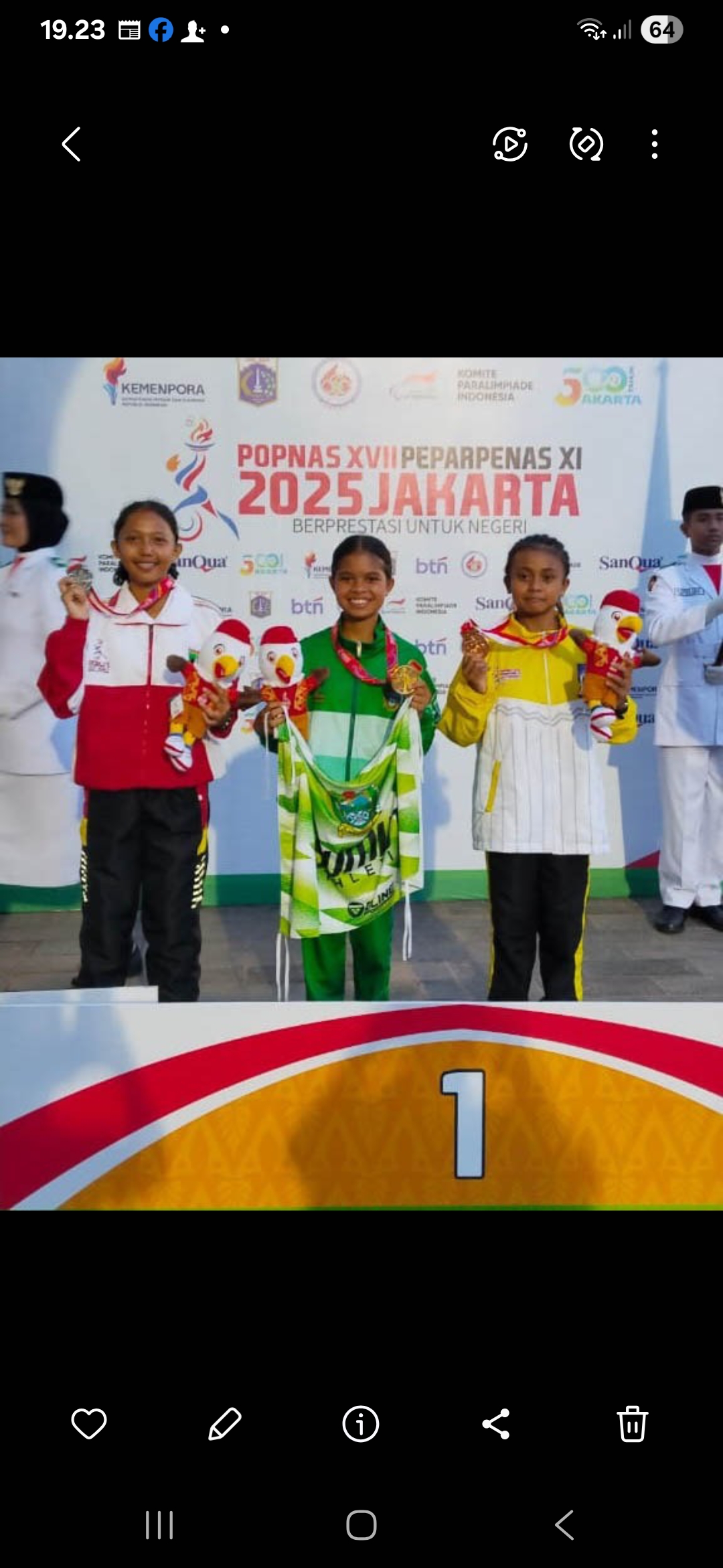 EMAS: Pelari Sumatera Utara Nirwana Etamala Manik (tengah) meraih emas nomor 5.000 meter putri di Popnas 2025. (Dok; PASI Sumut)