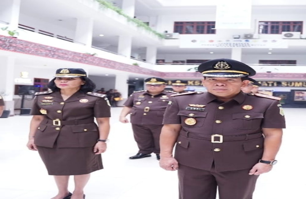 Momen pelantikan Kepala Kejaksaan Negeri Serdang Bedagai Amriyata, S.H., M.H., menggantikan Rufina Ginting, S.H., M.H., yang promosi ke Kejati Bangka Belitung. ( Fadly/Sumut Pos )
