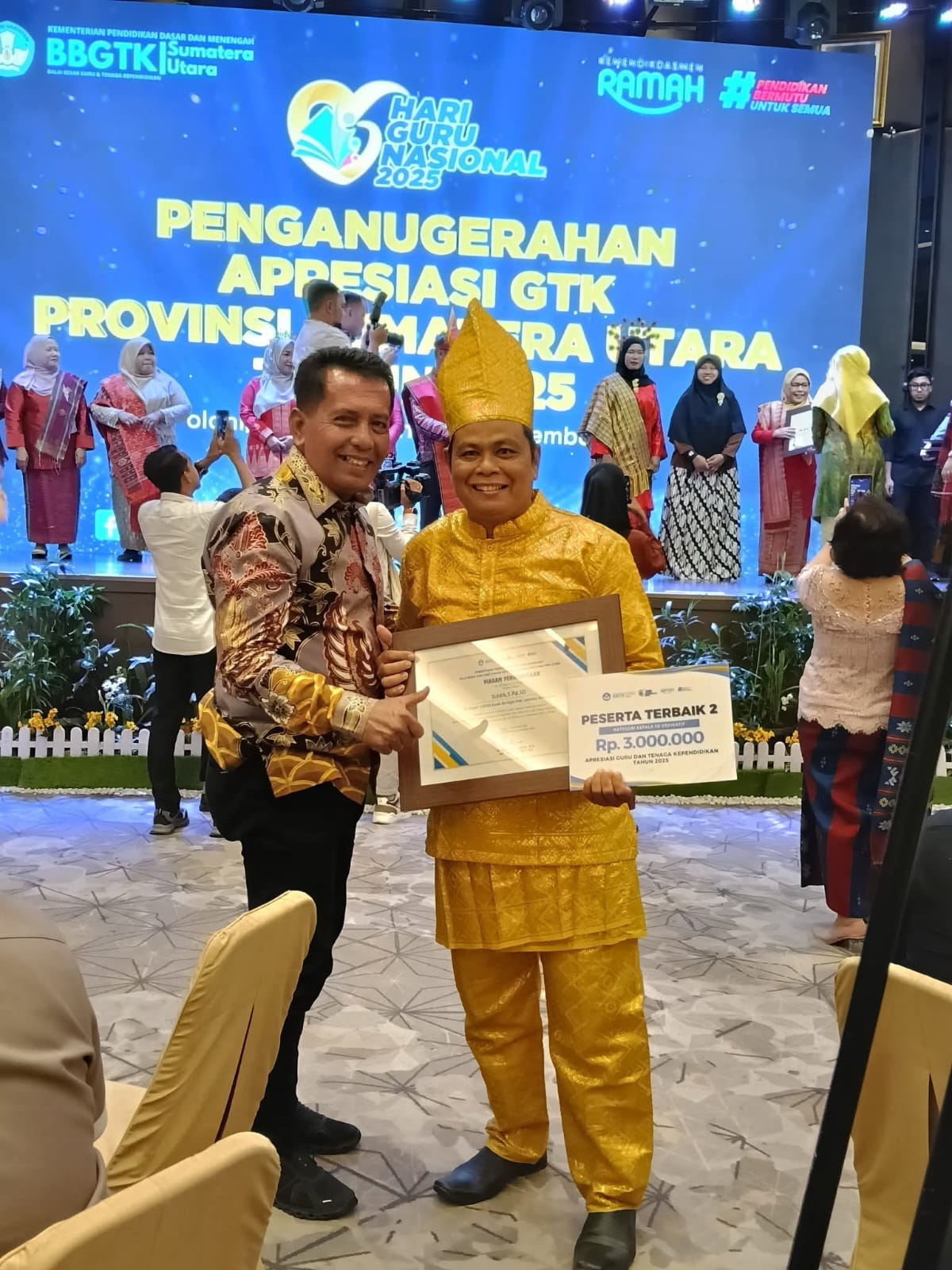 Kepala Sekolah SDN 118345 Kuala Beringin Labura, Torehkan Prestasi di Ajang GTK foto bersama Kadis Pendidikan Labura Irwan Harahap S.Pd.,M.Pd. ( Asri Tarigan/Sumut Pos )