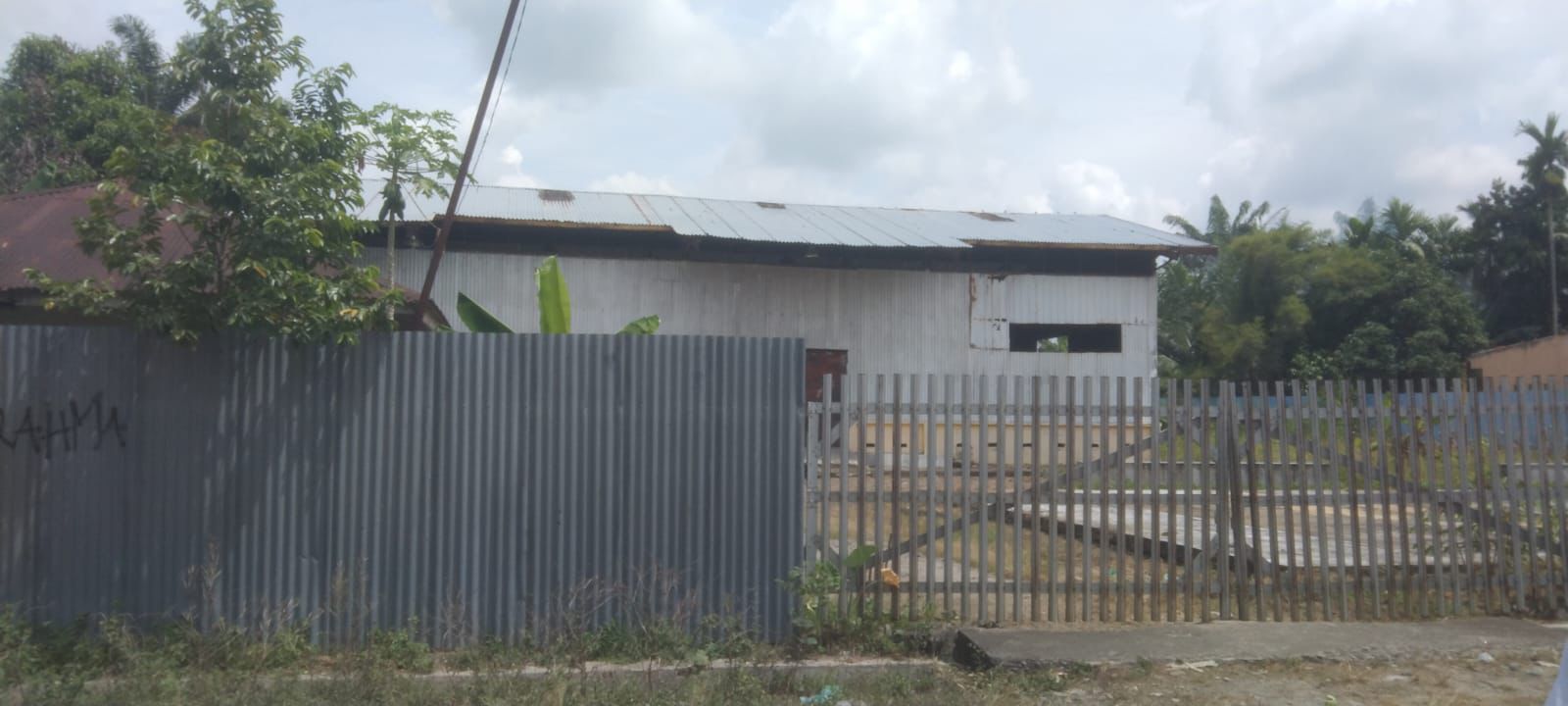 Keberadaan kilang padi yang dibangun pada masa pemerintahan Zahir MAP  mangkrak  di desa air hitam. (Liberti H Haloho/Sumut Pos)