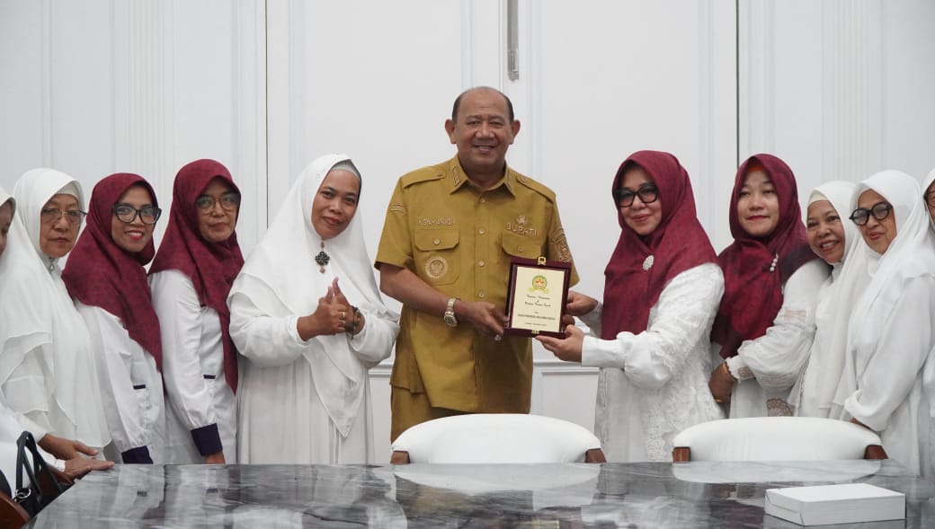 Bupati Langkat, Syah Afandin saat menerima audiensi dari Yayasan Pesantren Husnul Khotimah di rumah dinas, Stabat. (Diskominfo Langkat/Sumut Pos)