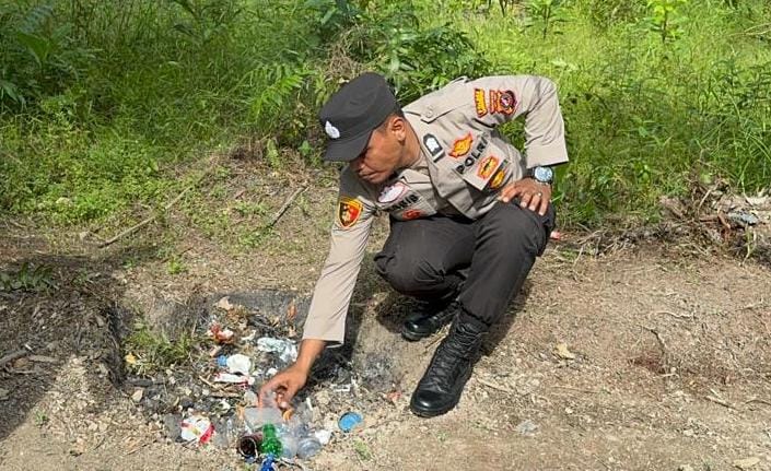 Personel Polsek Bilah Hilir  mengamankan barang bukti saat melakukan penggerebakan lapak narkoba di Dusun Sei Tampang (Fajar/ SUMUT POS)
