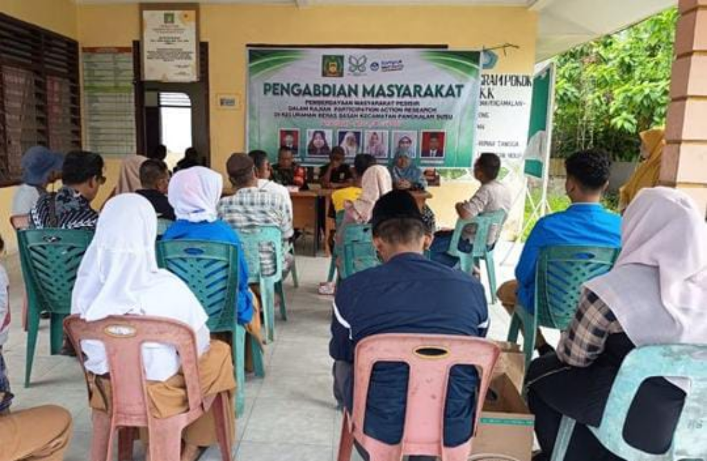 MASYARAKAT PESISIR: PKM pemberdayaan masyarakat pesisir model participation action research di Kelurahan Beras Basah oleh dosen Insan Binjai. (Istimewa/Sumut Pos)