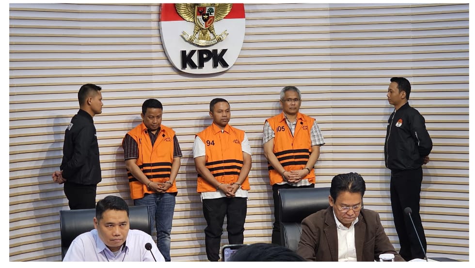 KPK resmi menetapkan Gubernur Riau Abdul Wahid, Kepala Dinas PUPR PKPP M. Arief Setiawan; serta Tenaga Ahli Gubernur Riau, Dani M. Nursalam sebagai tersangka. (RIDWAN/JAWA POS)