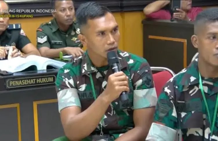 Komandan Peleton, Letda Inf. Roni Setiawan, dicerca oditur saat sidang Prada Lucky. (Dok Dilmil Kupang).