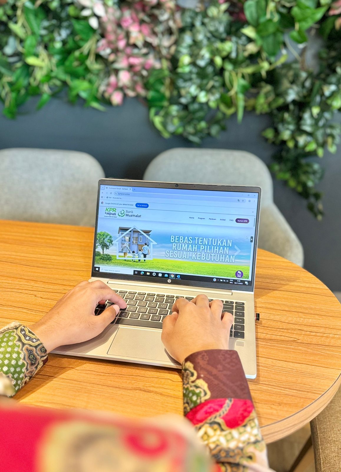 AKSES: Karyawan sedang mengakses website kprhijrah.id di Jakarta, Kamis, (6/11/2025). (Dok: Bank Muamalat)