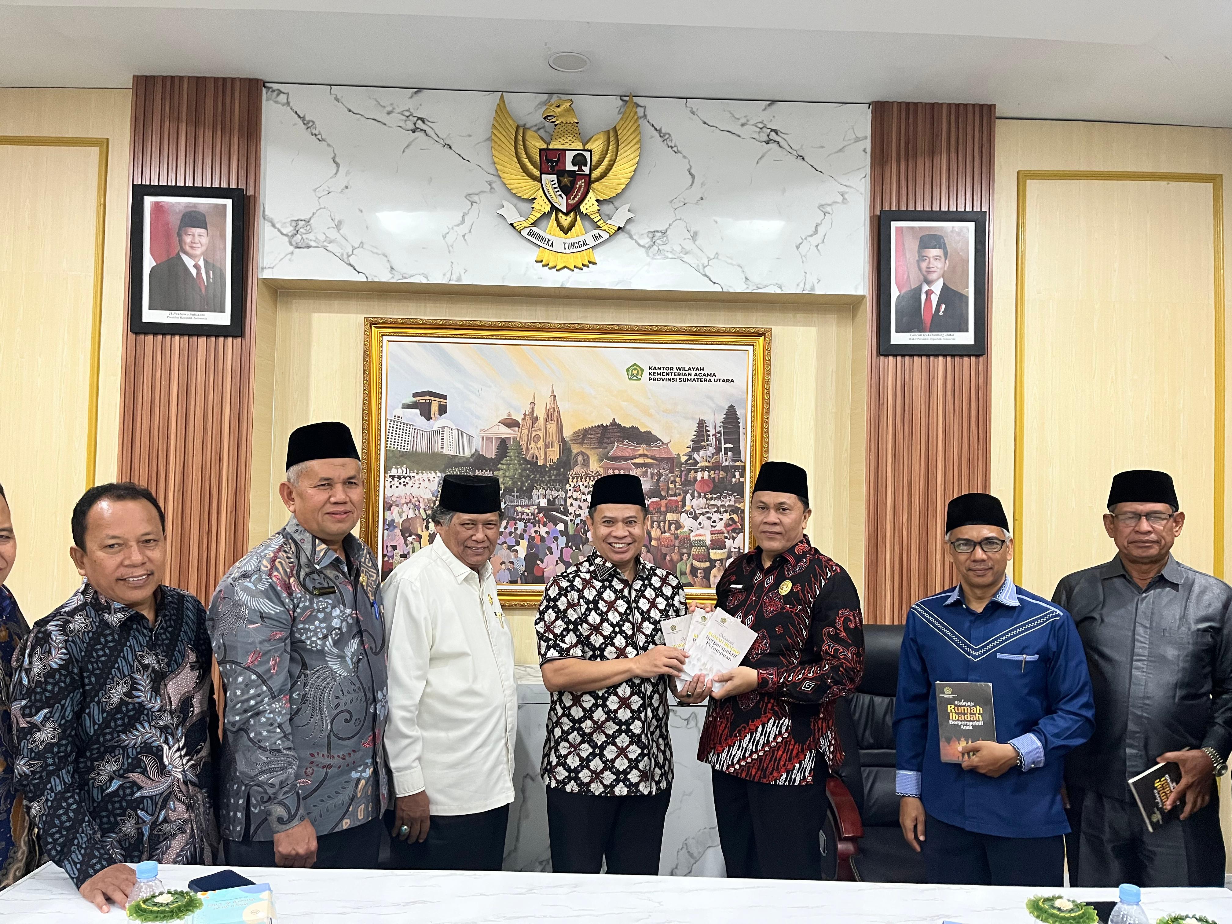 CENDERAMATA: Staf Ahli Bidang Hubungan Kelembagaan Keagamaan Kementerian Agama RI Prof. Dr. Iswandi Syahputra, mendapatkan cenderamata dari Kemenag Sumut, Rabu (5/11/2025). (Dok: istimewa)