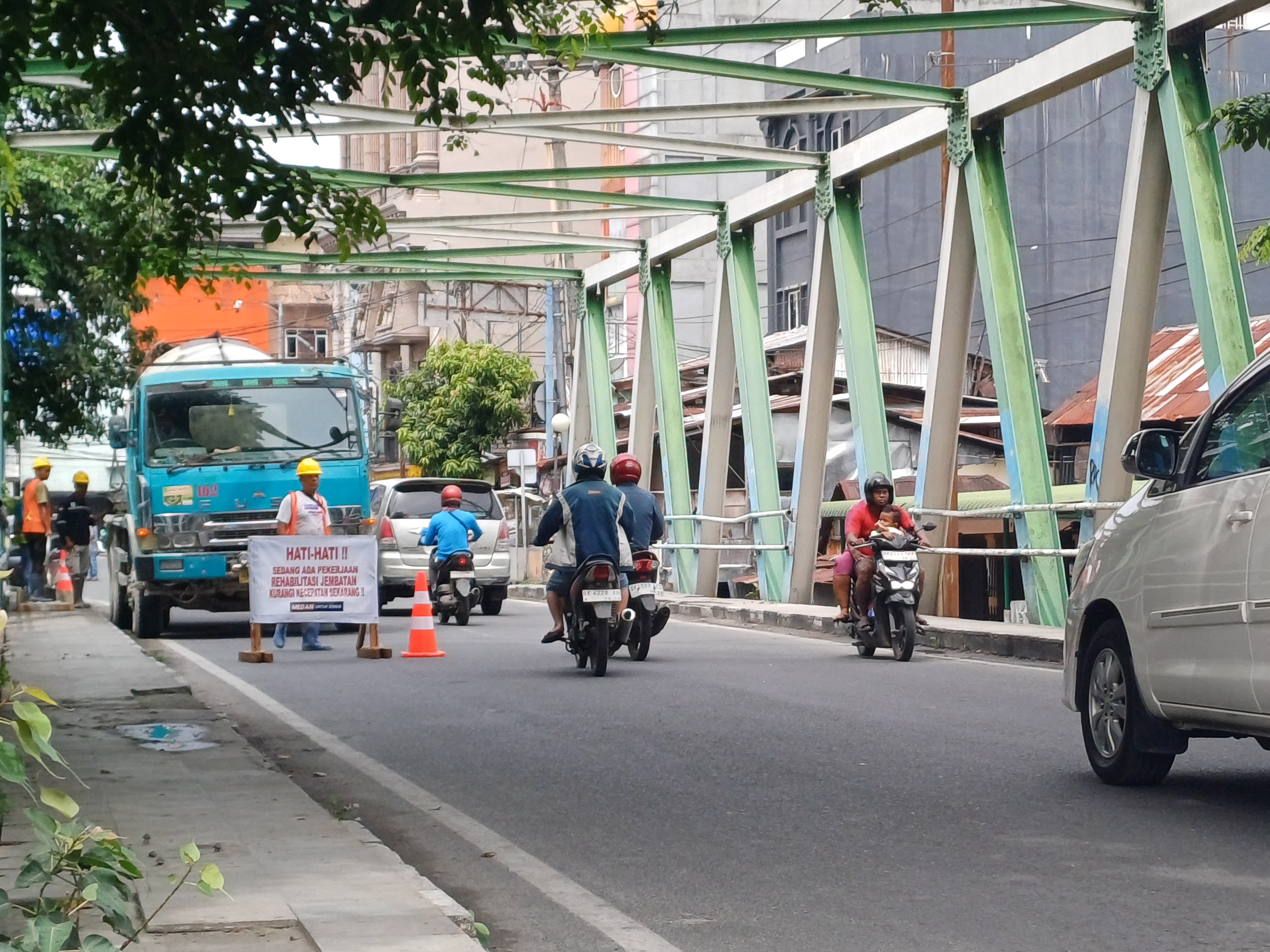TUTUP: Dinas SDABMBK Kota Medan menutup sebagai ruas jalan di Jalan Kejaksaan Medan karena adanya pengerjaan. (Dok: Markus Pasaribu/Sumut Pos)