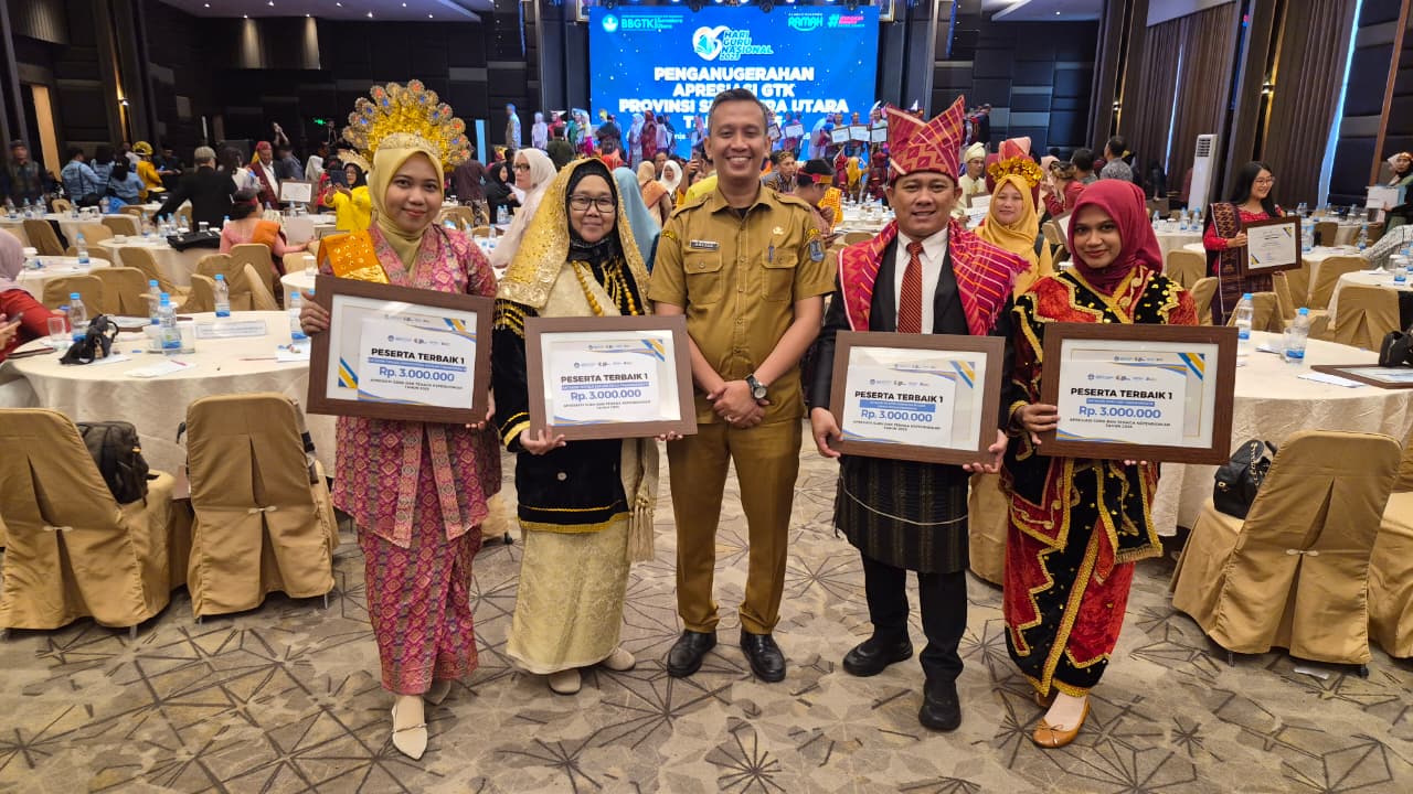 Plt Kadisdik Binjai, Sofyan Siregar (tengah) foto bersama dengan guru yang meraih penghargaan GTK Hebat 2025. (Diskominfo Binjai/Sumut Pos)