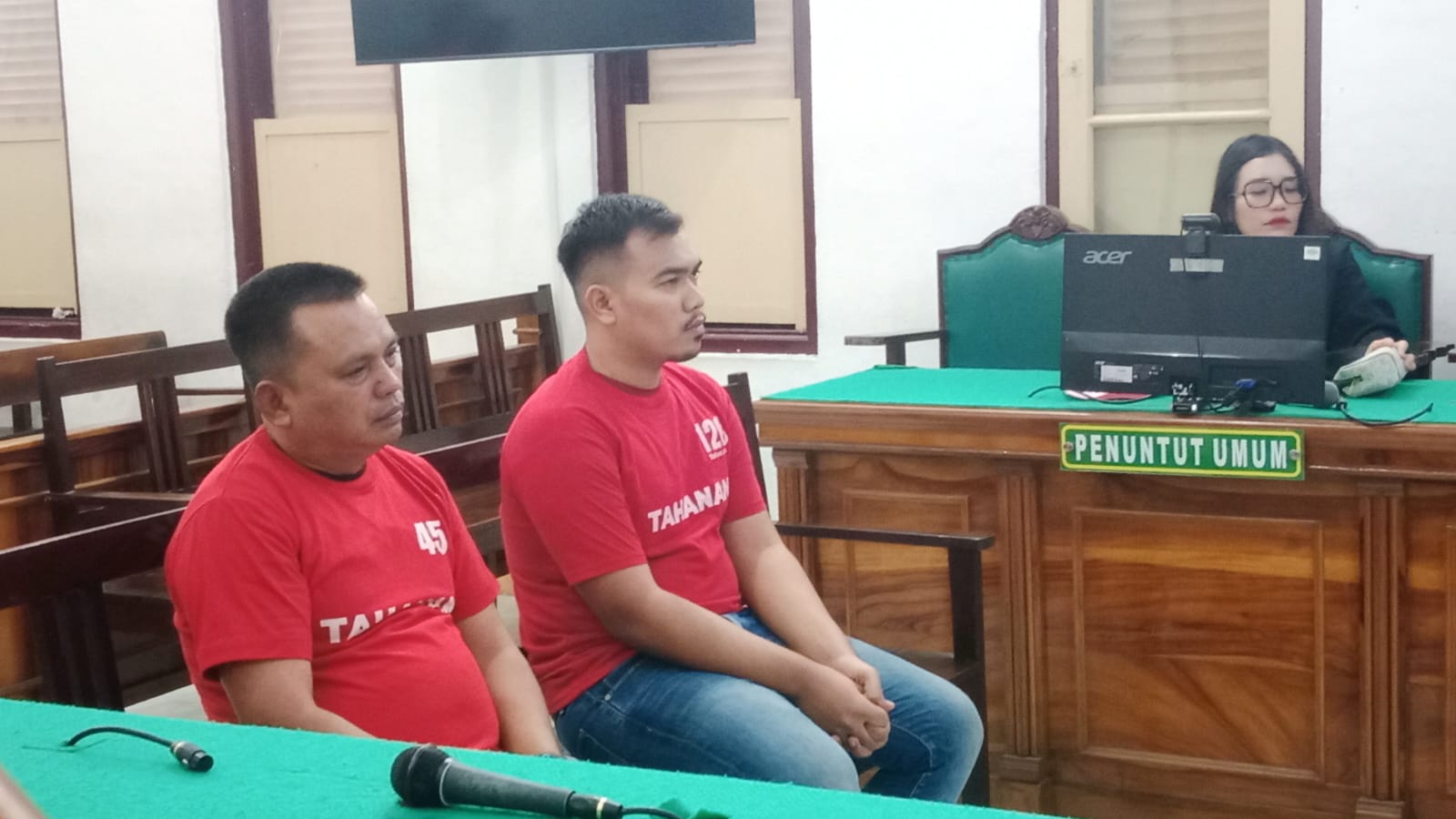 TERDAKWA: Kedua terdakwa kurir sabu saat menjalani sidang putusan di PN Medan, Kamis (6/11). (Dok: Gusman/Sumut Pos)