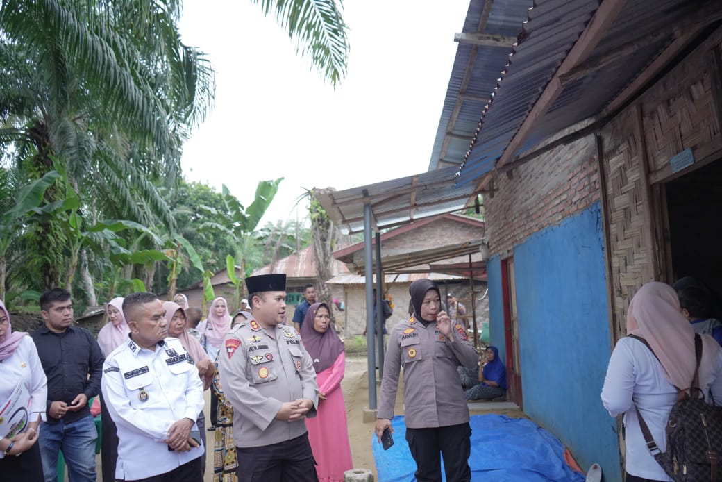 Kapolres Labuhanbatu Selatan, AKBP Aditya S.P. Sembiring Muham kunjungi ke rumah warga yang direncanakan akan dilakukan bedah rumah. (KHAIRUDDIN/SUMUT POS)