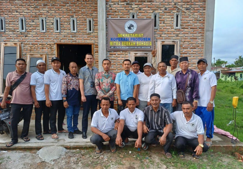 Sejumlah Warga Desa Ujung Kubu, Kecamatan Nibung Hangus berkumpul bersyukur perbaikan dan pengaspalan jalan utama di desanya sudah mulus. (LIBERTI/SUMUT POS)
