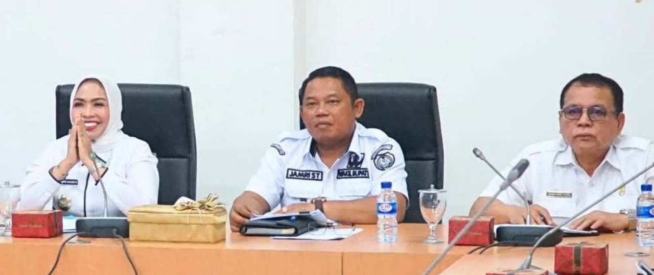 Bupati Maya saat memimpin rapat koordinasi (Rakor) pemantauan dan evaluasi MCSP (fajar/ Sumut Pos)