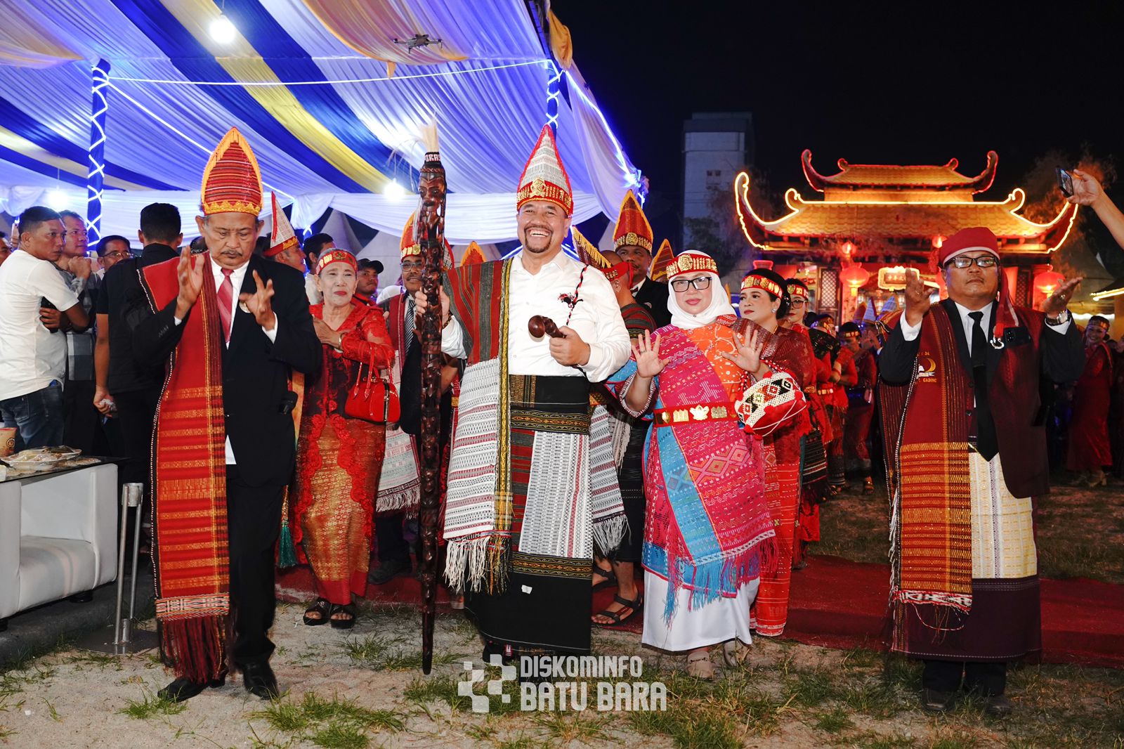 Bupati Batubara H Baharuddin Siagian SH Msi dan istri  Henny Heridawaty Baharuddin saat di anugrahi Tanda kehormatan berupa Tunggal Panaluan dan  piso halasan oleh Tokoh Batak Etnis Batak Batubara.