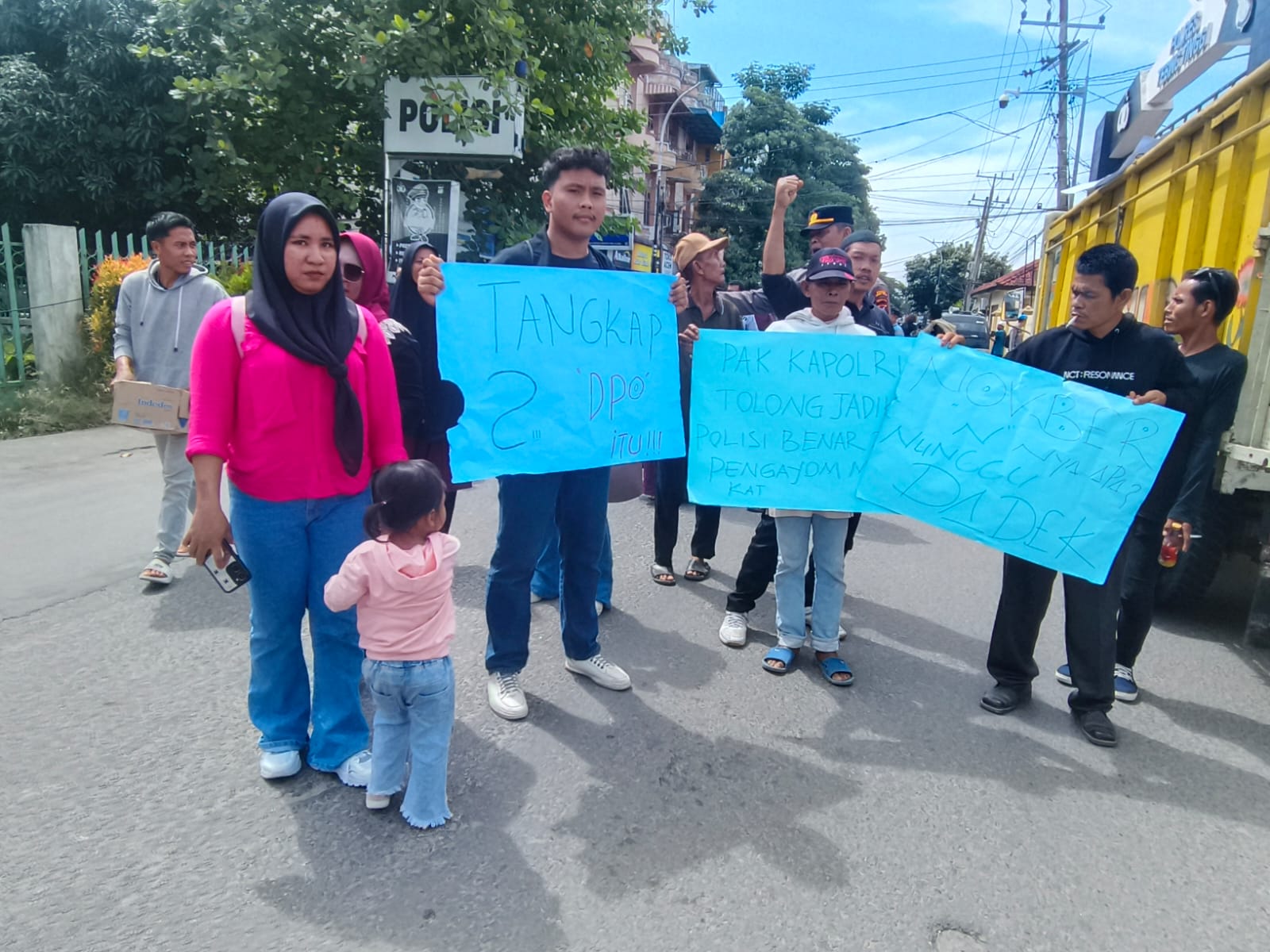 warga Desa Bandar Tengah, Kecamatan Bandar Khalifah geruduk Polres Tebingtinggi  atas penanganan kasus pencurian yang dinilai tidak adil. (AZAN PURBA/SUMUT POS)