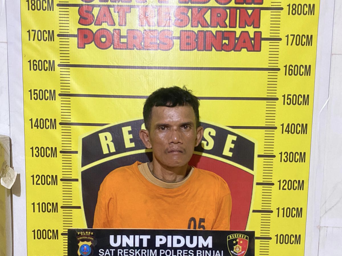 Pelaku saat diamankan di Polres Binjai. (ISTIMEWA/SUMUT POS)