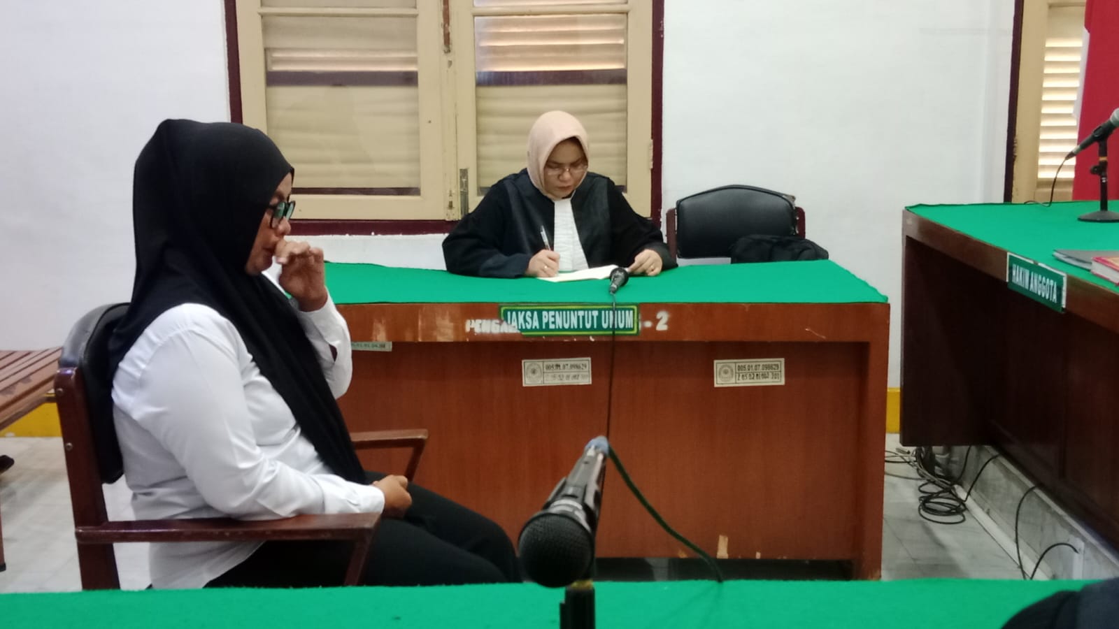 KORUPSI: Mantan Pj Kades Sukadame, Sukatmi terdakwa kasus korupsi menjalani sidang putusan di Pengadilan Tipikor Medan, Jumat (7/11). (Dok: Gusman/Sumut Pos)