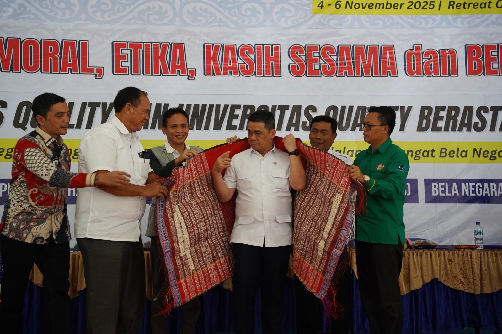 SAMBUT: Rektor Universitas Quality Dedi Holden Simbolon SSi MPd dan jajaran menyambut kahadiran Wamendes dan PDT Ir H Ahmad Riza Patria MBA pada Diksar Sibolangit. (Dok: istimewa)