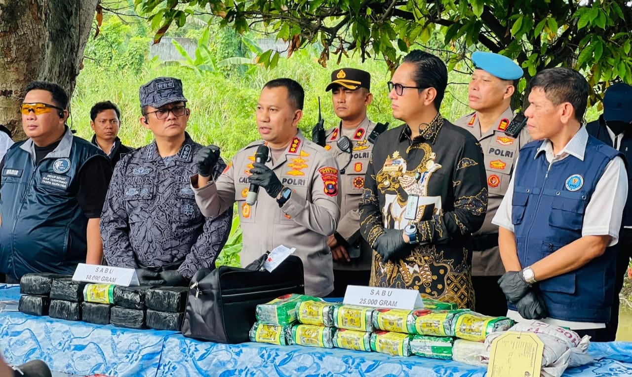 RAZIA: Tim aparat Gabungan bersama Forkopimda menggelar razia sarang narkoba di Jalan Balai Desa, Kelurahan Lalang, Kecamatan Sunggal, Jumat (7/11). (Dok: istimewa)