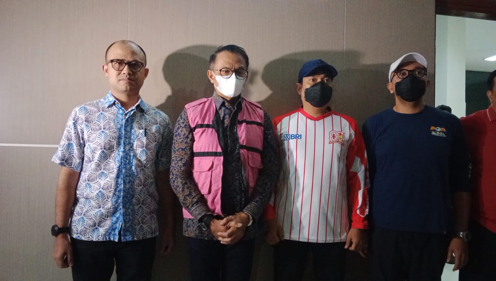 TAHAN: Direktur PTPN 2 periode 2020-2023, Irwan Peranginangin ditahan usai ditetapkan tersangka dugaan penjualan aset PTPN I Regional 1, Jumat (7/11/2025) malam. (Dok: istimewa)