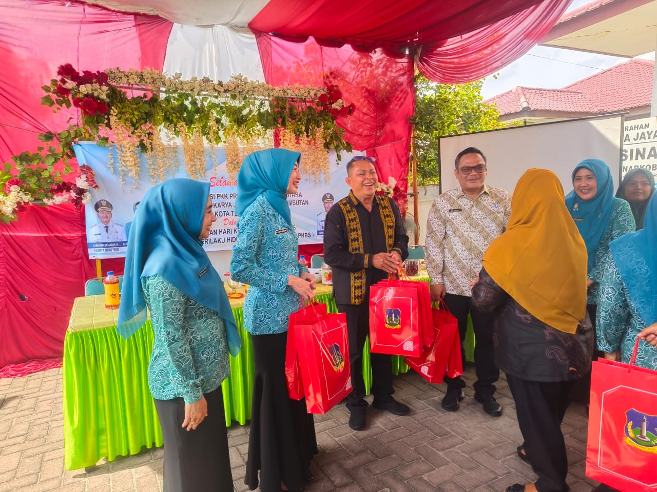 Susmira Wanti Iman Irdian Saragih  memberikan bingkisan berupa produk hasil UMKM kelurahan. (AZAN PURBA/SUMUT POS)