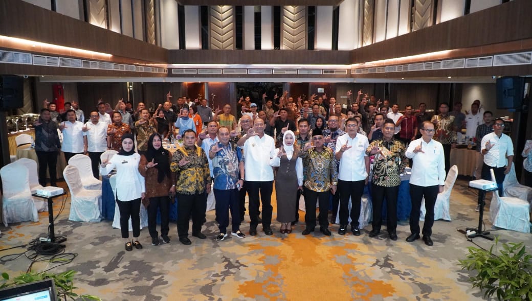 Bupati Langkat, Syah Afandin  foto bersama  pimpinan DPRD dalam forum silaturahmi pimpinan perusahaan se Kabupaten Langkat. (Diskominfo Langkat/Sumut Pos)