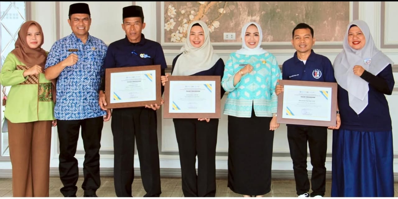 Bupati Labuhanbatu mengapresiasi tenaga kependidikan asal Kabupaten Labuhanbatu yang meraih penghargaan terbaik tingkat Provinsi Sumatera Utara Tahun 2025 (Fajar/Sumut Pos)