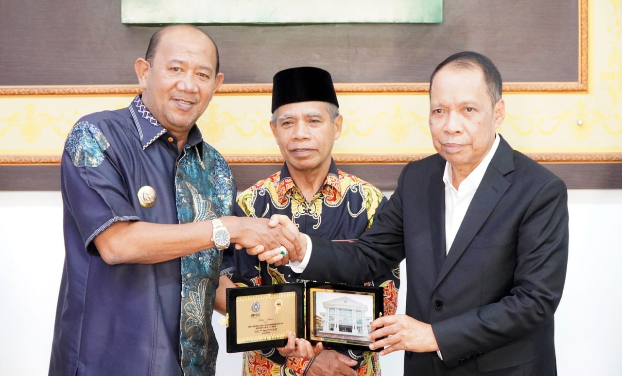 Bupati Langkat, Syah Afandin foto bersama dengan Rektor UMSU, Prof Agussani dan Ketua Pimpinan Wilayah Muhammadiyah Sumatera Utara, Prof Hasyimsyah Nasution. (Diskominfo Langkat/Sumut Pos)