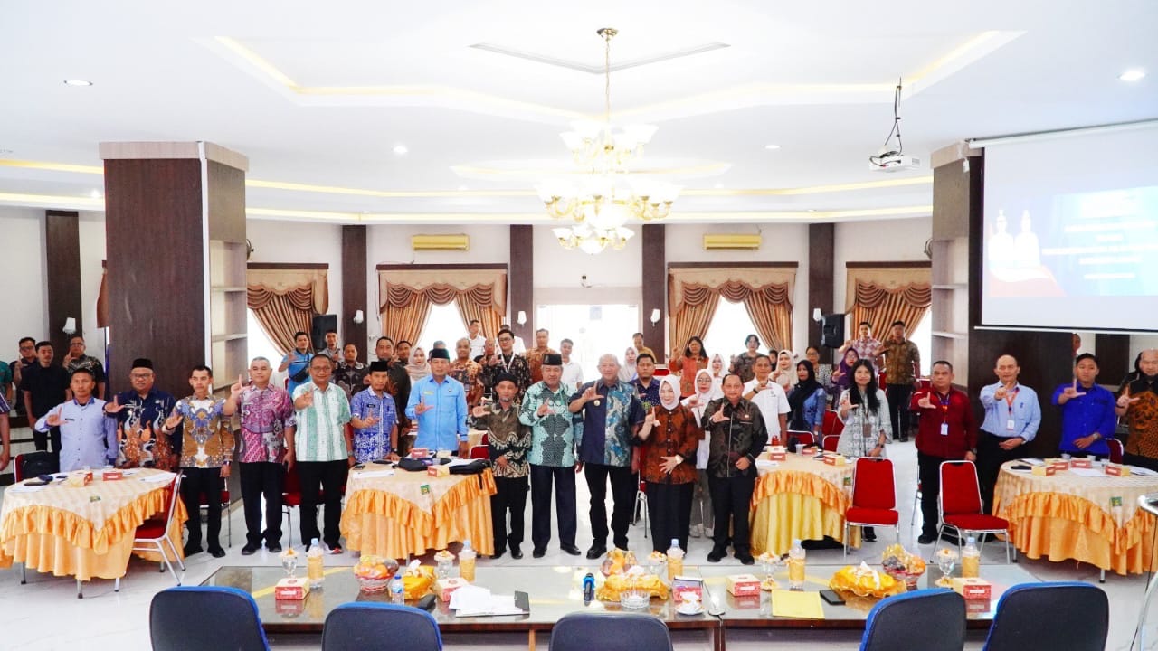 Foto bersama Bupati Langkat, Syah Afandin dengan peserta dalam forum konsultasi mal pelayanan publik. (Diskominfo Langkat/Sumut Pos)