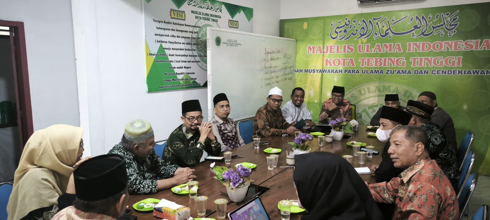 Ketua DP MUI Kota Tebingtinggi Akhyar&mdash; Nasution dan Sekertaris   Hasby Ashshiddiqy Damanik,rapat menyampaikan arahan dalam arahan menjelang Musda. (Azan Purba/Sumut Pos)