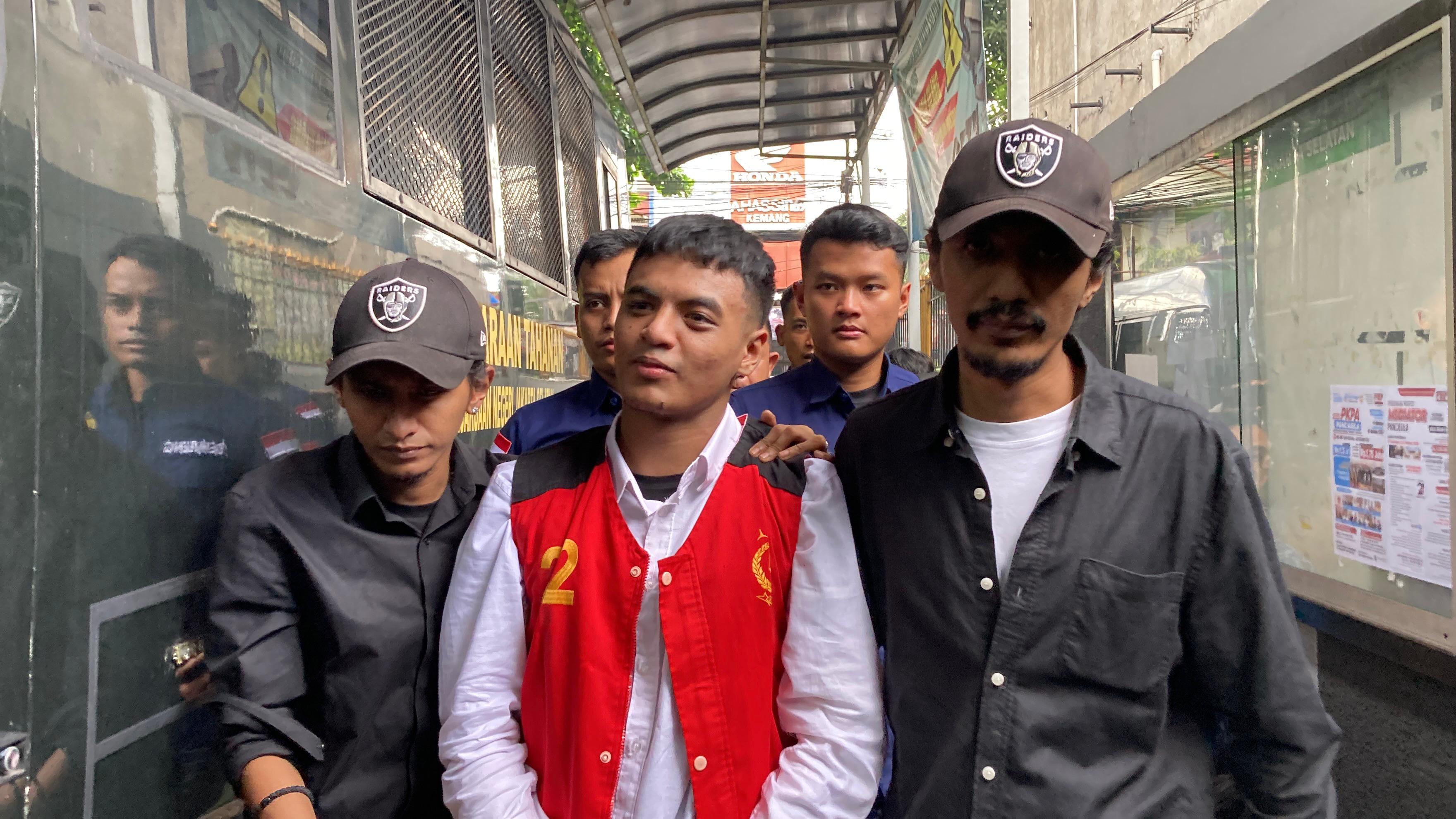 Vadel Badjideh, saat didampingi keluarganya. (JAWA POS/SUMUT POS)
