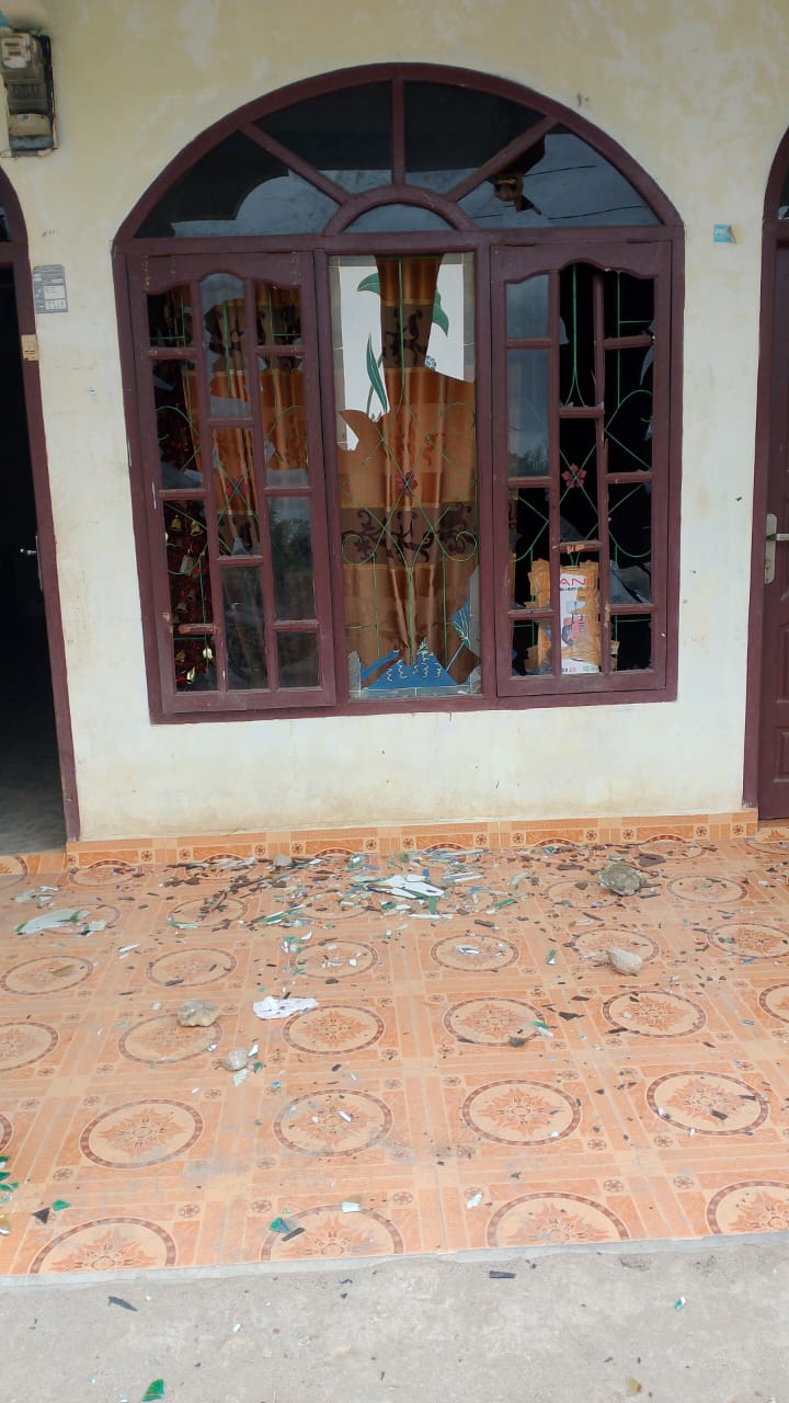 DIRUSAK: Rumah Kepala Desa Parbuluan VI, Kecamatan Parbuluan, Dairi diduga dirusak massa, Sabtu (8/11/2025).(Dok: istimewa)