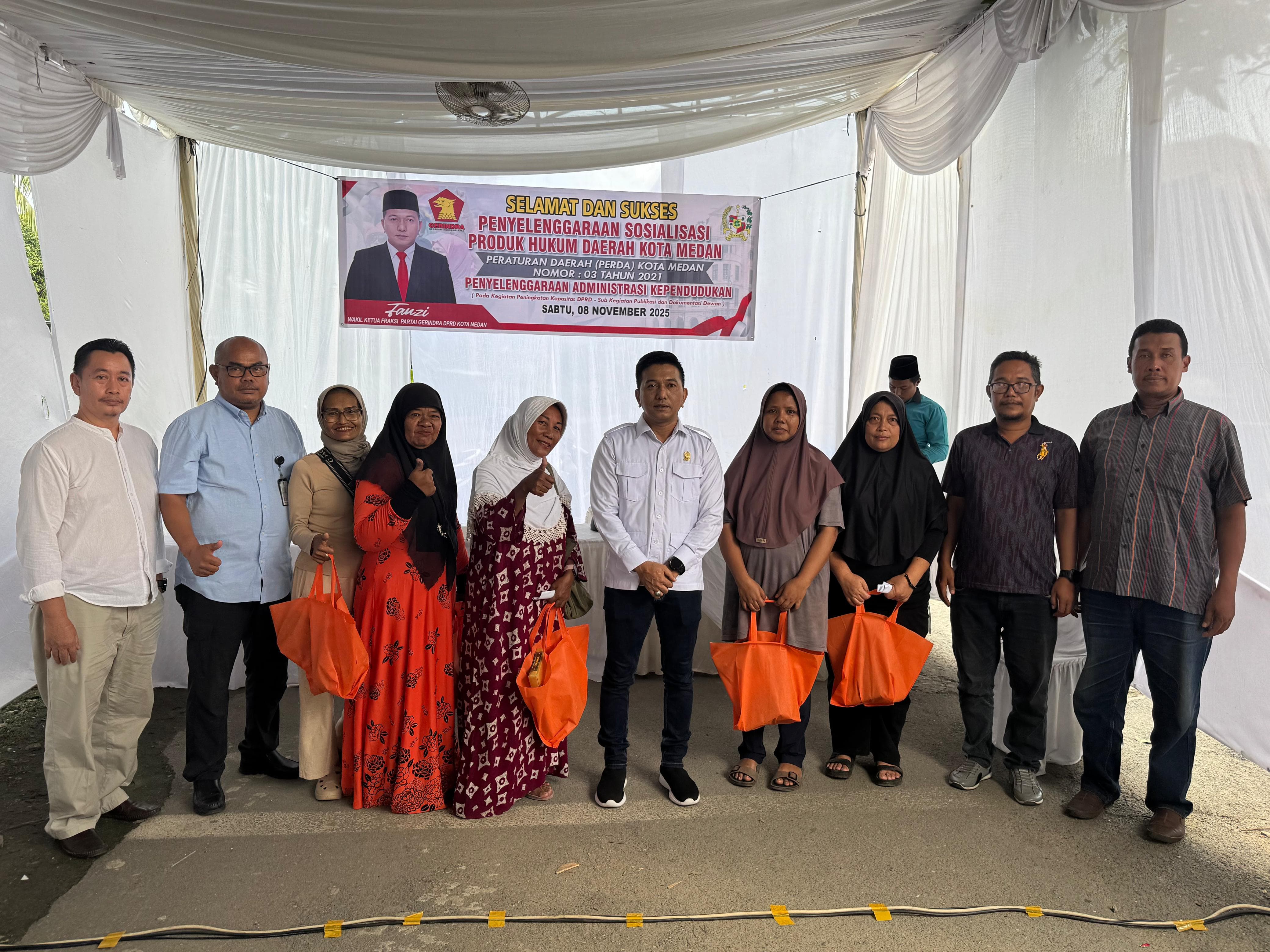 SOSPER: Wakil Ketua Fraksi Gerindra DPRD Medan, Fauzi saat menggelar Sosialisasi Perda Kota Medan No.3 Tahun 2021 di Medan Denai, Sabtu (8/11/2025). (Dok: istimewa)