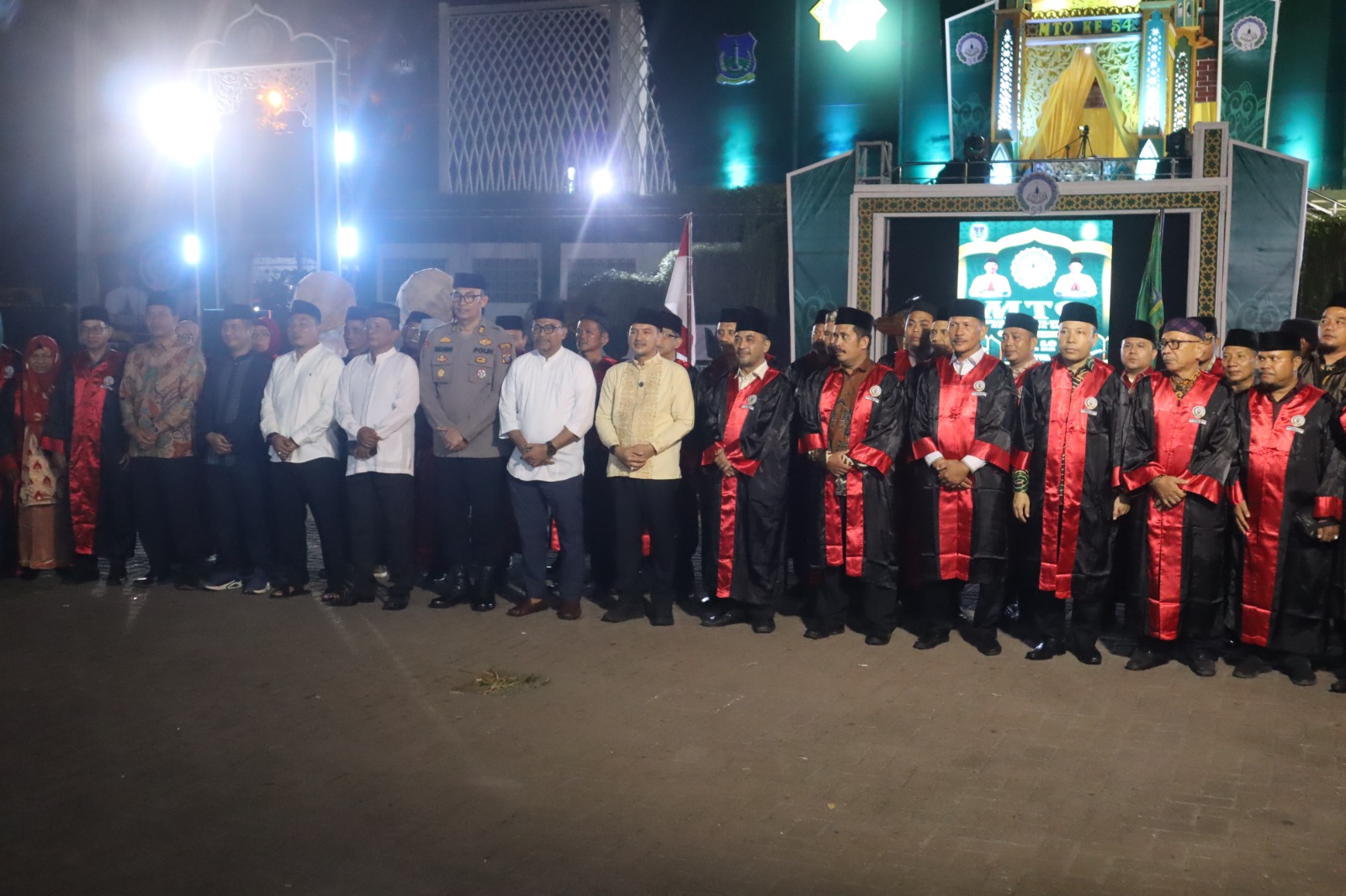 BERSAMA: Wali Kota Tebingtinggi bersama Forkopimda, dewan hakim, dan panitia berfoto bersama usai pembukaan MTQ ke-54 Kota Tebingtinggi Tahun 2025, Jumat (7/11/2025). (Dok: Azan Purba/Sumut Pos)