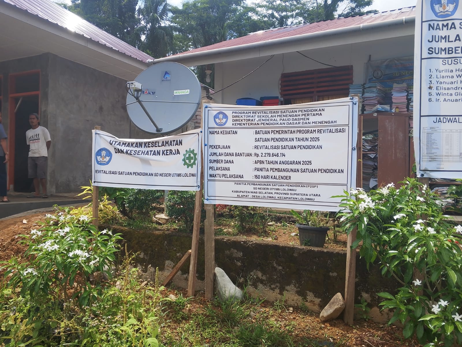 REVITALISASI: Papan informasi Proyek Revitalisasi SDN Lolowau, Kamis, (6/11/2025).